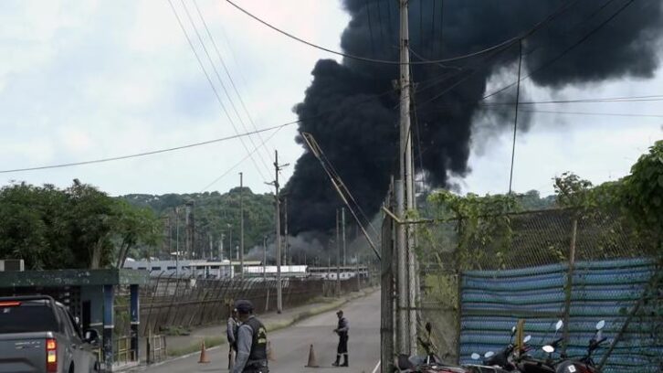 Image à la une de Equateur: un incendie met à l’arrêt la plus grande raffinerie du pays
