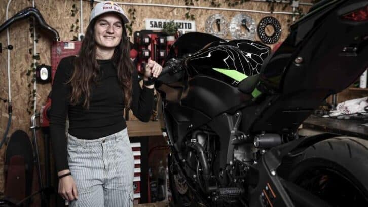 Image à la une de Sarah Lezito, reine des cascades à moto d’Epernay à Hollywood