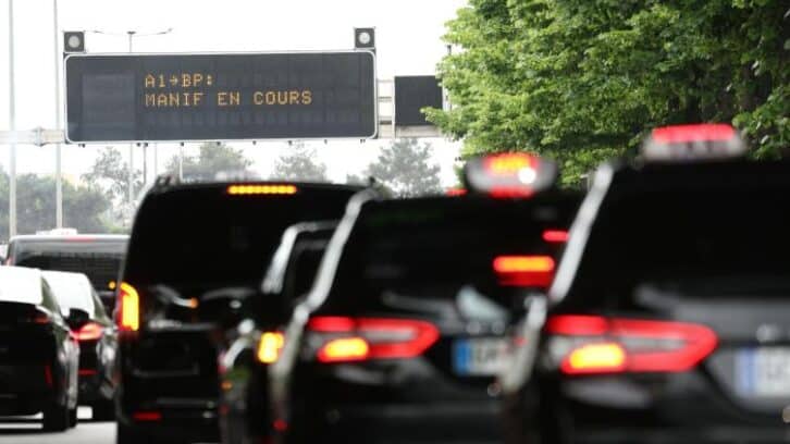 Image à la une de Les taxis toujours mobilisés, le gouvernement promet de “taper fort” sur les VTC