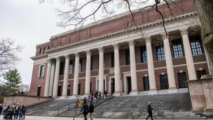 Image à la une de Trump essaie à nouveau de faire plier Harvard