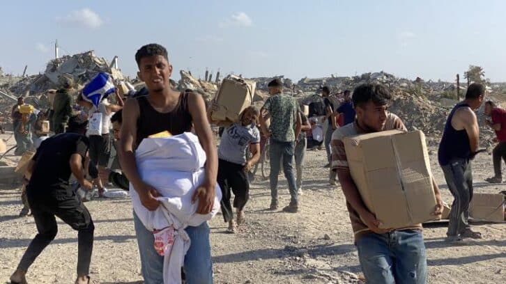 Image à la une de Dans la bande de Gaza affamée, la foule se rue sur un centre de distribution d’aide