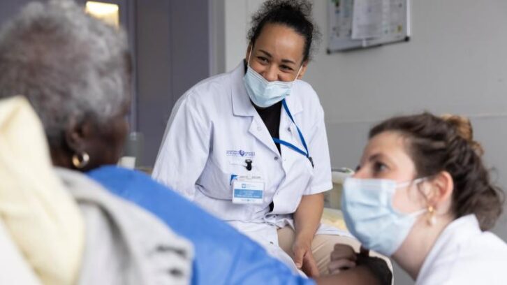 Image à la une de En soins palliatifs, une équipe mobile hospitalière au côté de patients et soignants
