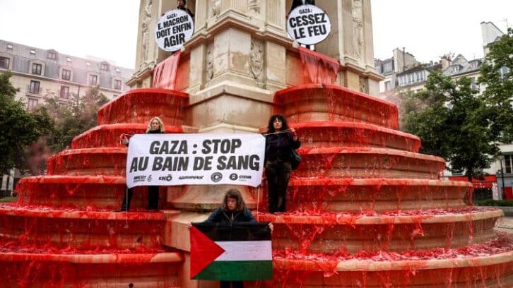 Image à la une de Des ONG colorent une fontaine en rouge à Paris pour dire “stop au bain de sang” à Gaza