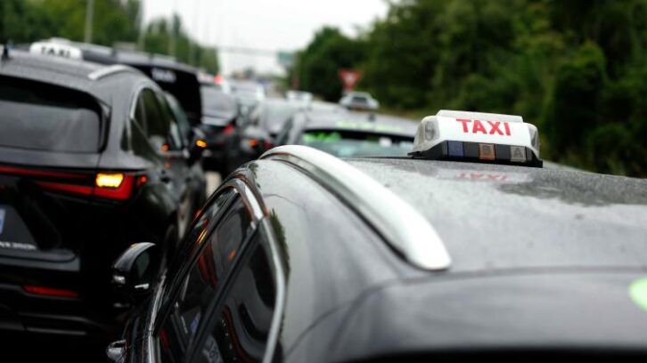 Image à la une de La mobilisation des taxis prolongée jusqu’à samedi à Paris et à Pau