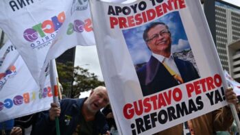 Image à la une de Colombie: des milliers de manifestants en soutien aux réformes voulues par le président