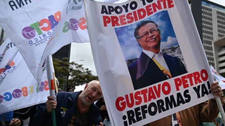 Image à la une de Colombie: des milliers de manifestants en soutien aux réformes voulues par le président