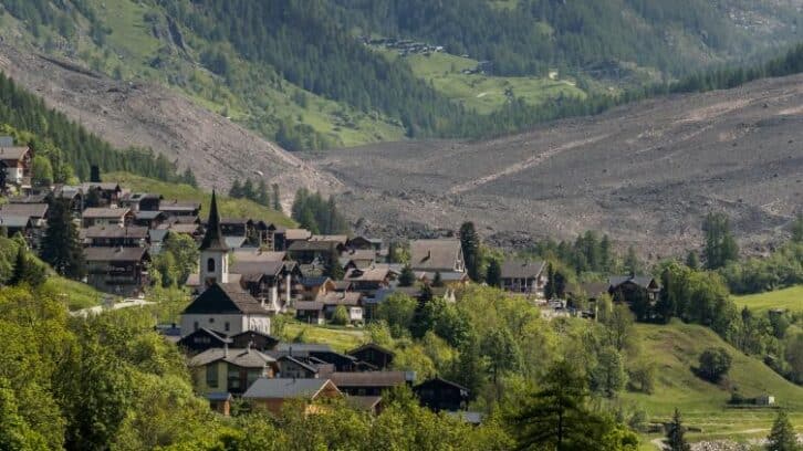 Image à la une de Suisse: inquiétudes sur la formation d’un lac après un gigantesque éboulement