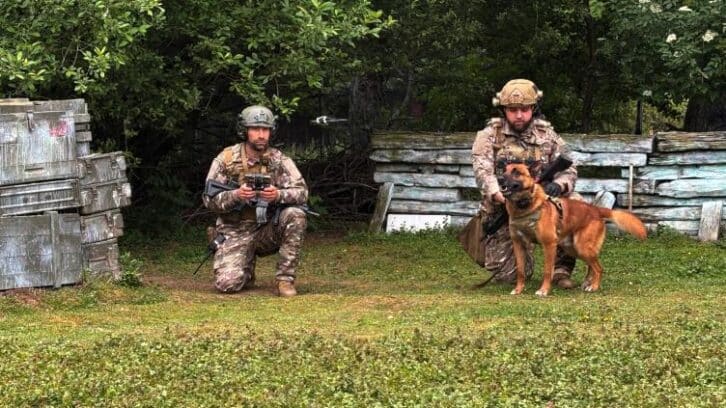 Image à la une de Le drone, laisse invisible pour guider les chiens militaires