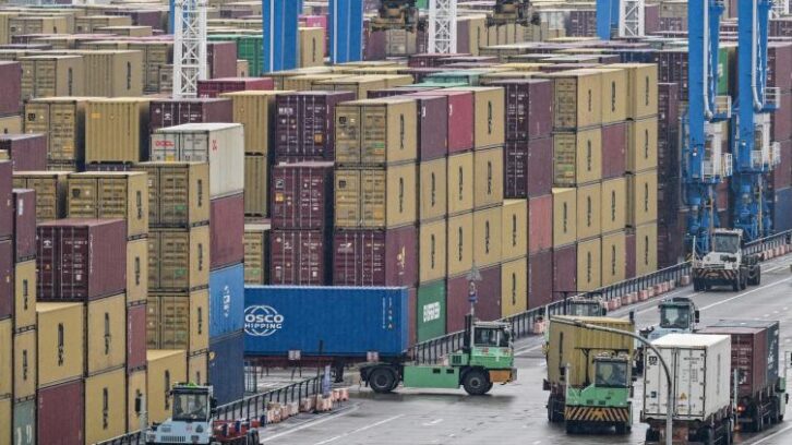 Image à la une de Face à l’inconstance de la politique commerciale américaine, les exportateurs chinois toujours sur pause