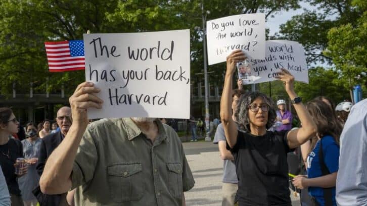 Image à la une de En visant les étudiants étrangers, les Etats-Unis pourraient se tirer une balle dans le pied