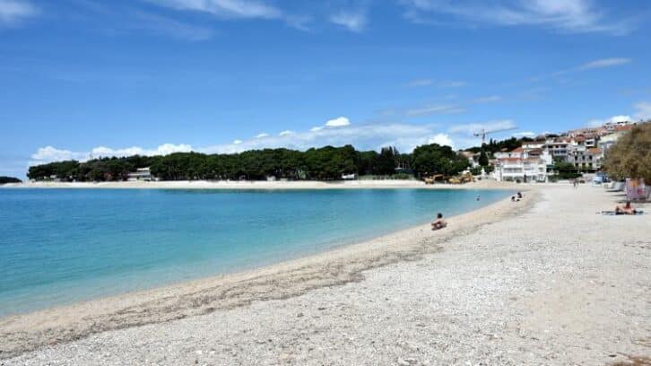 Image à la une de Les plages de carte postale, le poison qui tue la côte croate à petit feu