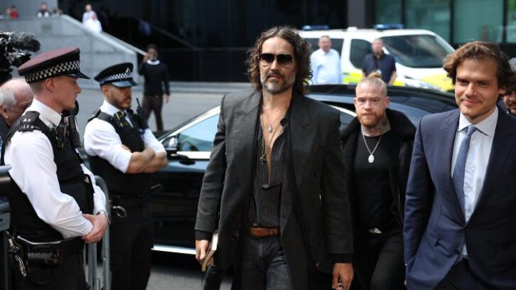Image à la une de Russell Brand plaide non coupable de viol et agression sexuelle