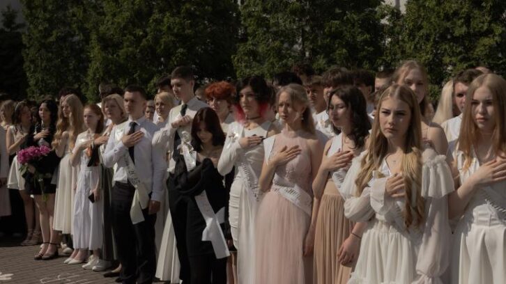 Image à la une de Fin de l’école entre crainte et fierté pour les élèves ukrainiens