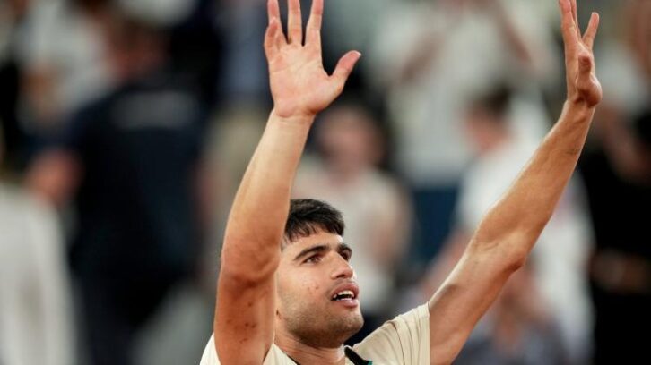 Image à la une de Roland-Garros: Alcaraz et Swiatek passent, Rune plie mais ne rompt pas