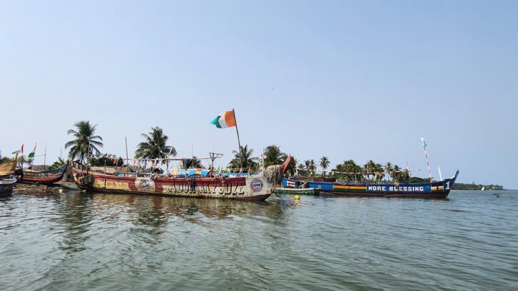 Image à la une de En Côte d’Ivoire, à Lahou-Kpanda, emblématique village côtier bientôt sauvé des eaux