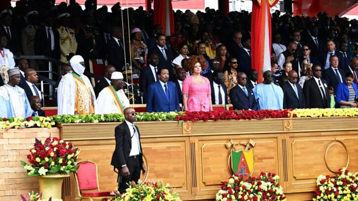 Image à la une de Décorations en série et portables interdits : au Cameroun, Paul Biya célèbre sa 43e fête de l’Unité en tant que président