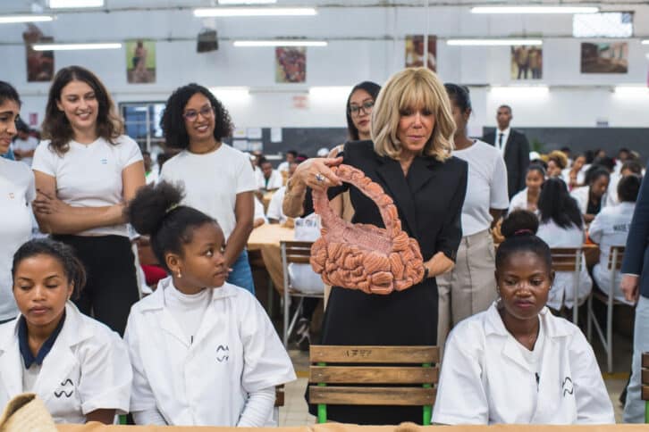 Image à la une de ÉMANCIPATION DES FEMMES – Brigitte Macron échange avec  des artisanes