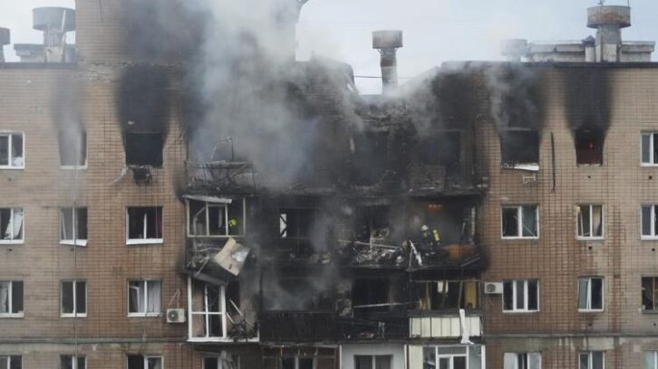 Image à la une de Guerre en Ukraine : cinq morts et au moins 17 blessés dans une attaque d’ampleur sur Kharkiv et Kherson