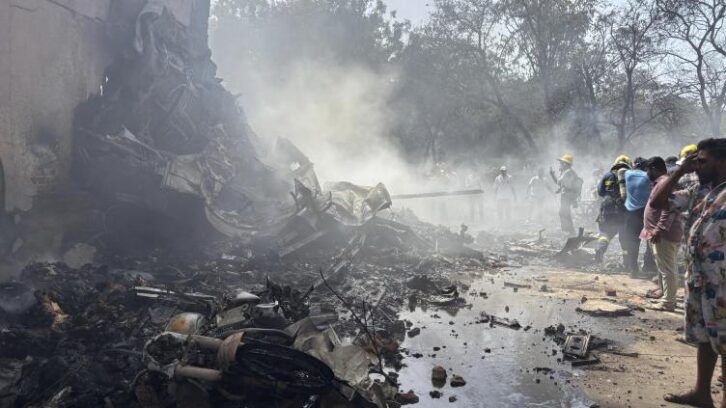 Image à la une de Inde : un avion s’écrase au décollage à Ahmedabad, 242 personnes à bord