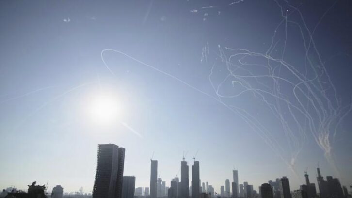 Image à la une de L’Iran tire une nouvelle salve de missiles sur Israël, des violentes explosions entendues à Tel-Aviv et Jérusalem