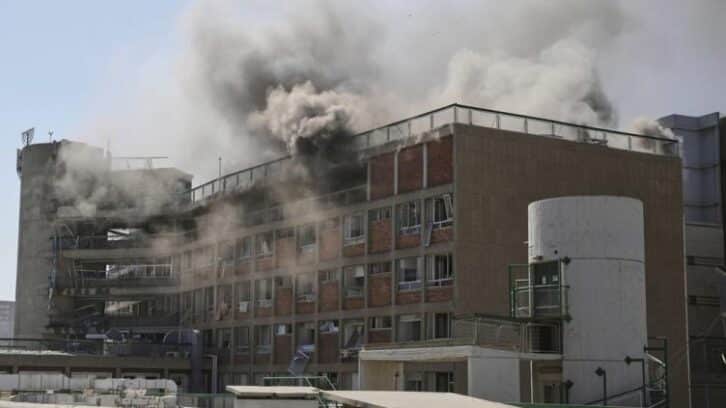 Image à la une de Guerre Israël-Iran : l’hôpital de Soroka à Beersheva et le secteur de Tel-Aviv touchés