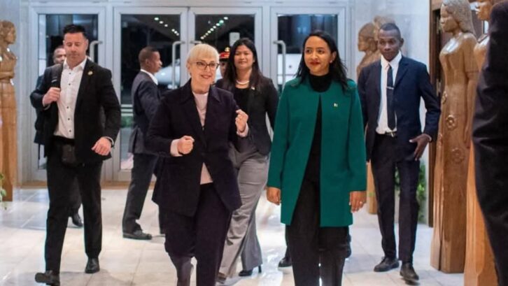 Image à la une de VISITE D’ÉTAT – La présidente de la Slovénie accueillie à l’aéroport par la ministre des Affaires étrangères