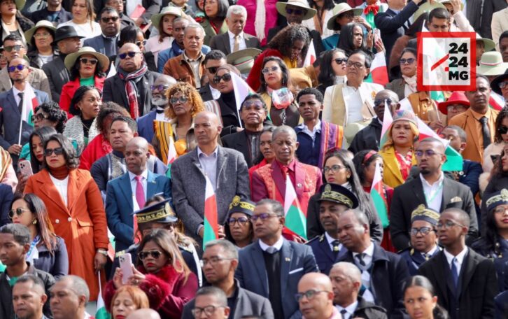 Image à la une de FÊTE NATIONALE – Des milliers de citoyens et une foule d’invités officiels dans les tribunes et les gradins de Mahamasina 