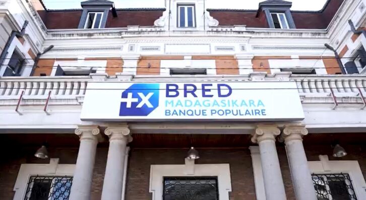 Image à la une de OPERATION BANCAIRE – La BRED Madagasikara Banque Populaire remet ses premières cartes et chéquiers à ses clients.