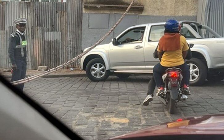 Image à la une de Ambatomena : Un câble électrique pendait au-dessus des voitures