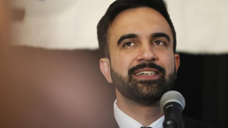 Image à la une de Municipales à New York : Zohran Mamdani, en tête de la primaire démocrate