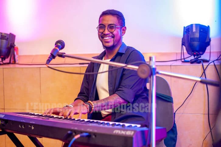 Image à la une de MUSIQUE – Anjatiana Andrianoroarivo, un virtuose du piano