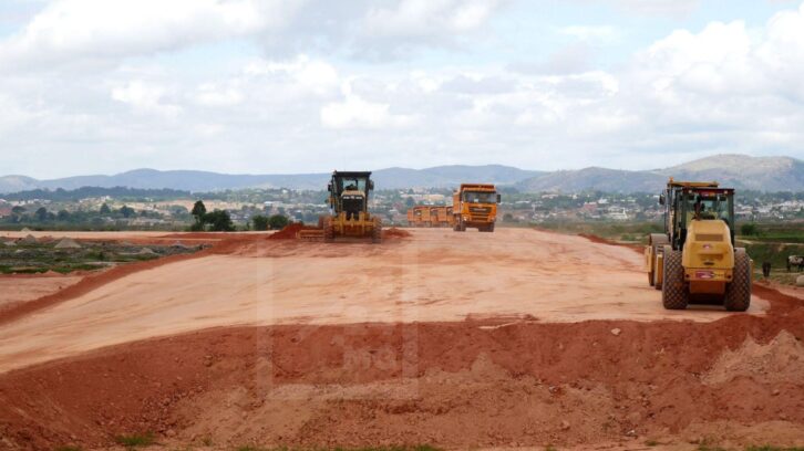 Image à la une de INFRASTRUCTURE – Samcrete appelé à travailler jour et nuit pour achever les 8km de l’autorouté avant le sommet du SADC, selon le ministre des Travaux publics