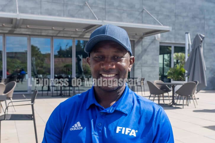 Image à la une de FOOTBALL- FIFA – Le coach des talents Jean-Jacques Pierre dans nos murs