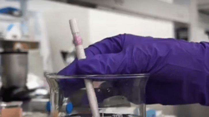Image à la une de Soumission chimique au GHB ou à la kétamine : un bâtonnet capable de détecter des drogues dans votre verre