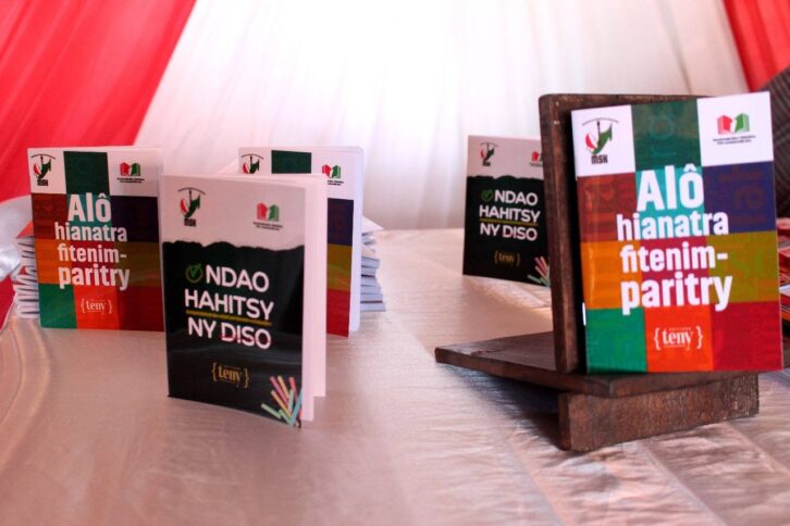 Image à la une de OUVRAGES – « Alô hianatra fitenim-paritry » et « Ndao hahitsy ny diso » en présentation officielle à la Bibliothèque Nationale de Madagascar
