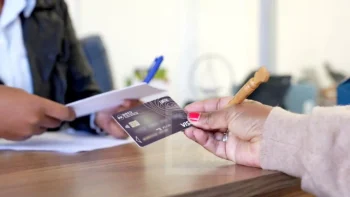 Image à la une de BANQUE – Bred Madagasikara remet à ses clients ses premiers chèques et cartes bancaires à ses couleurs