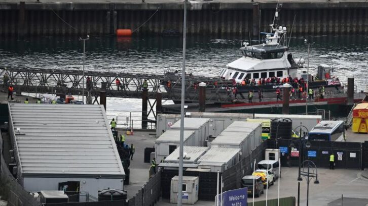 Image à la une de Plus de 1.100 migrants arrivés samedi au Royaume-Uni sur de petites embarcations