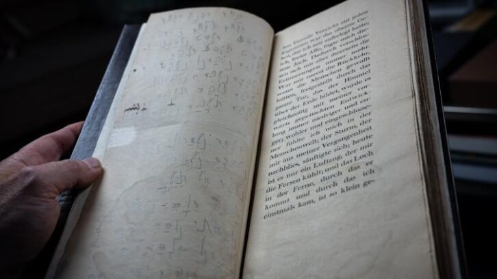 Image à la une de À vendre à Paris, des mots de Kafka en hébreu