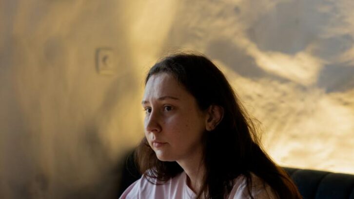 Image à la une de “Mon devoir”: en Ukraine, de jeunes correspondantes de guerre au plus près des combats