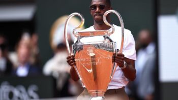 Image à la une de Ousmane Dembélé présente le trophée de la Ligue des champions à Roland-Garros