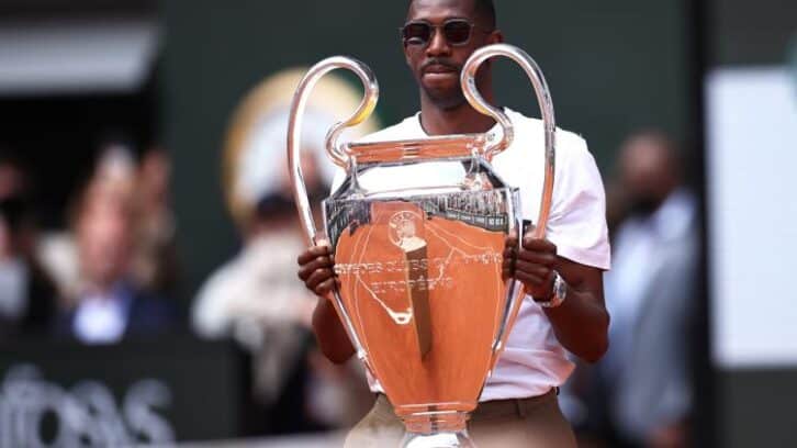 Image à la une de Ousmane Dembélé présente le trophée de la Ligue des champions à Roland-Garros