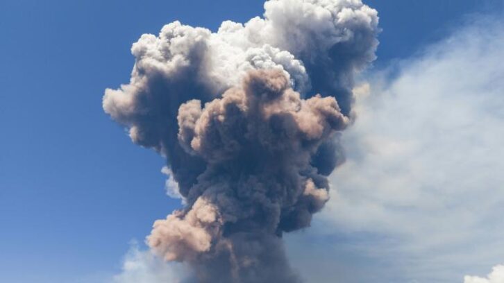 Image à la une de Italie: l’Etna crache un énorme panache de cendres et de gaz