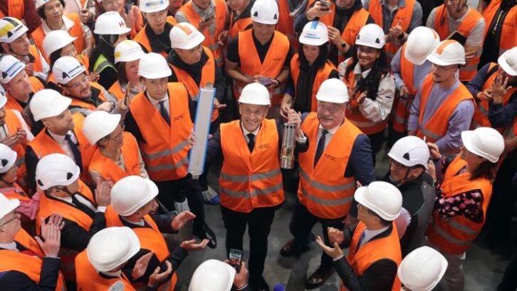 Image à la une de “Merci et bravo” : Macron défend son bilan industriel et écologique à Douai