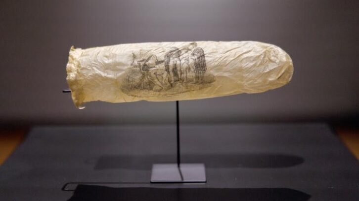 Image à la une de Un musée néerlandais expose un préservatif vieux de 200 ans