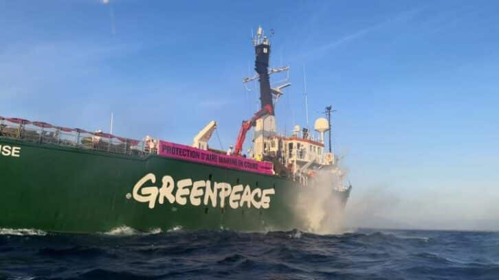 Image à la une de Le bateau de Greenpeace interdit au sommet de l’ONU sur les océans à Nice