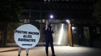 Image à la une de Greenpeace rend devant le siège d’EDF la statue de Macron, volée la veille