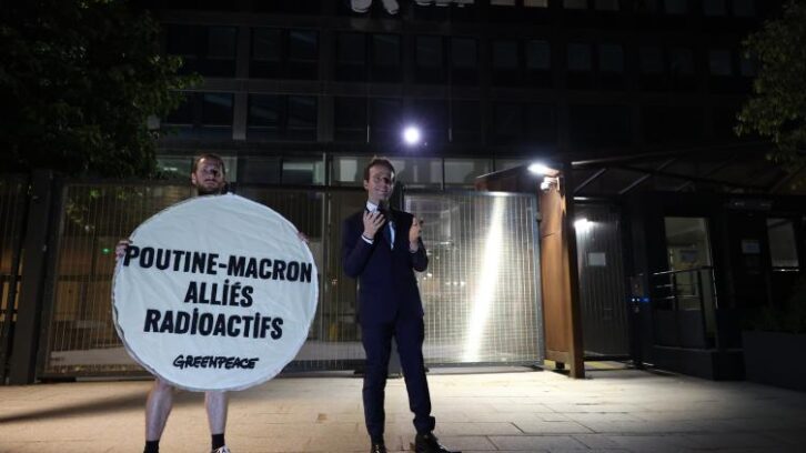 Image à la une de Greenpeace rend devant le siège d’EDF la statue de Macron, volée la veille
