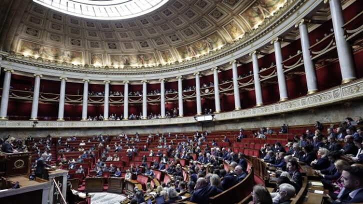 Image à la une de L’Assemblée vote sur les retraites… deux ans après la promulgation de la réforme