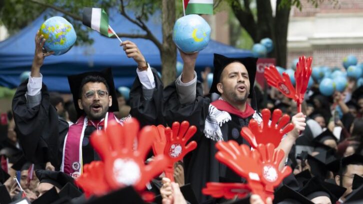 Image à la une de Trump contre les universités: plus d’étudiants étrangers pour Harvard, pressions sur Columbia