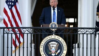 Image à la une de Trump récidive et ferme le territoire américain aux ressortissants de 12 pays